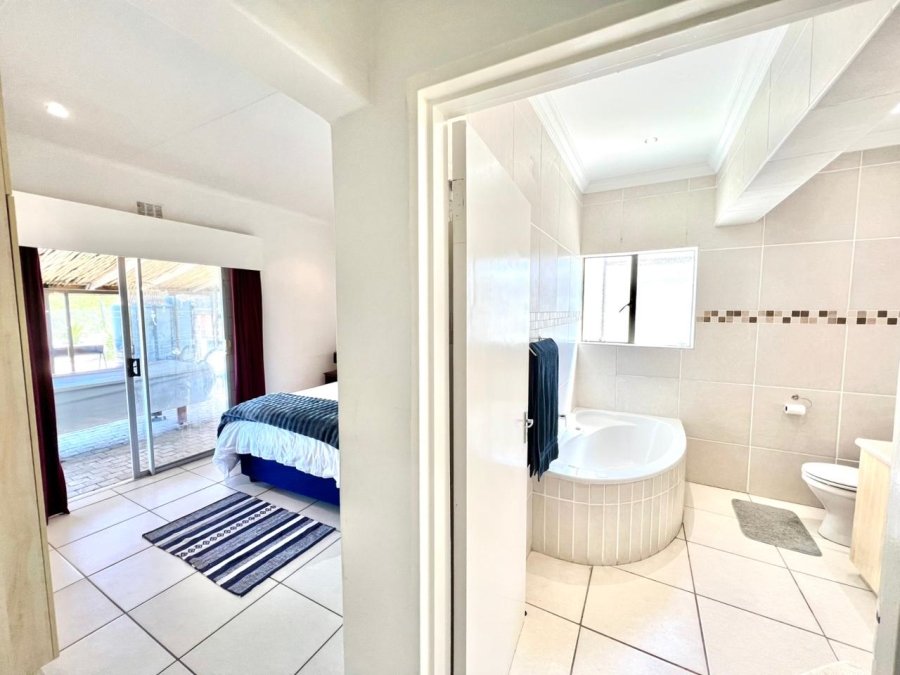 5 Bedroom Property for Sale in Paradise Beach Eastern Cape